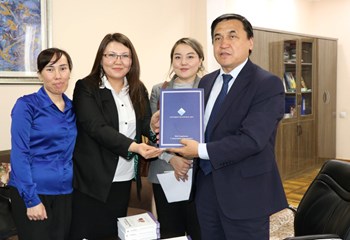 УЦА подарил школам Кыргызстана 600 книг по экономике