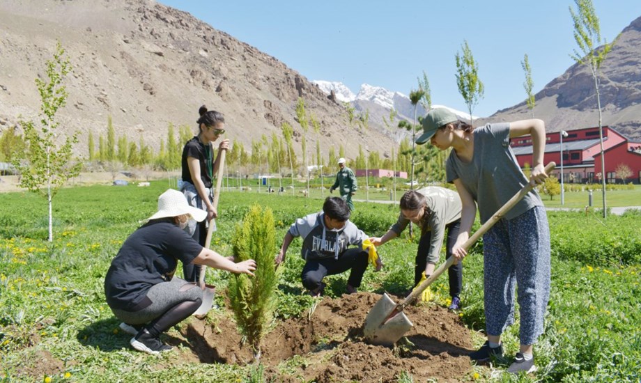 Students Tree Planting (1)
